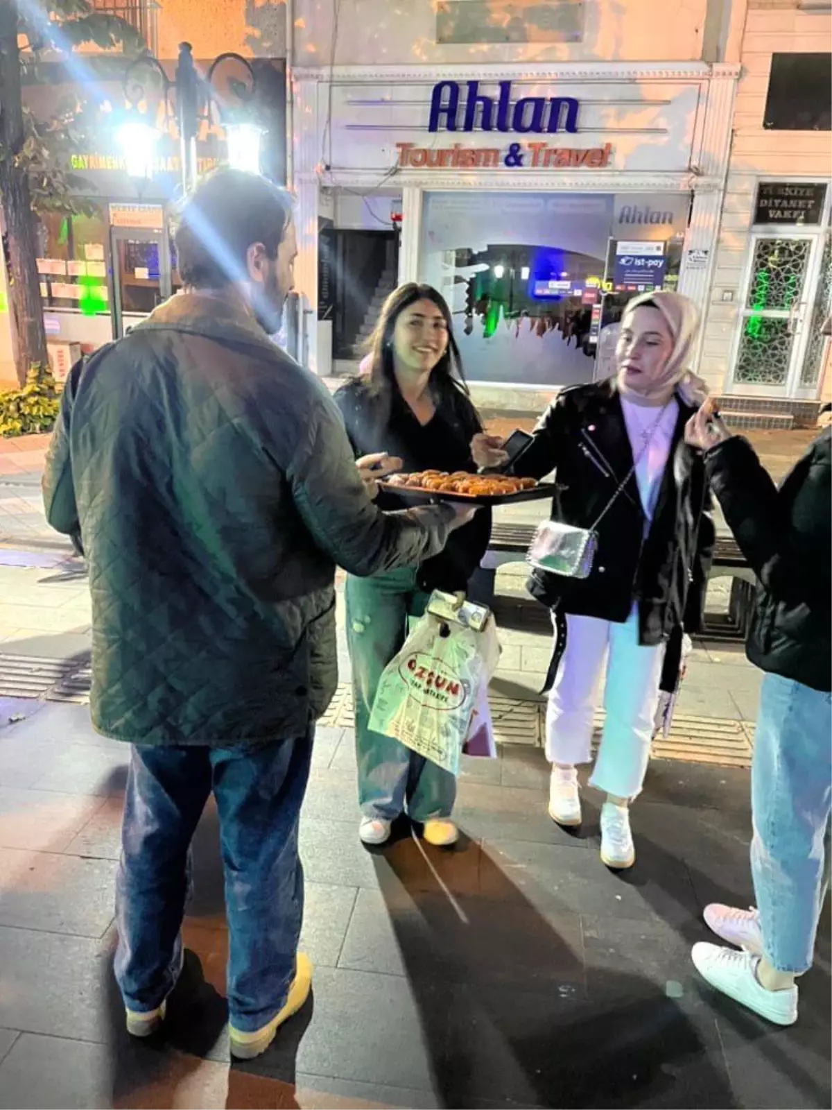 FETÖ Liderinin Ölümüyle Sokaklarda Tatlı Dağıttı