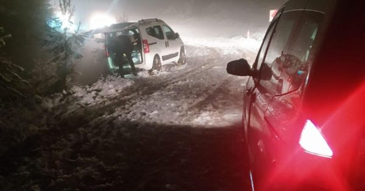 Karda mahsur kalan 4 araç kurtarıldı