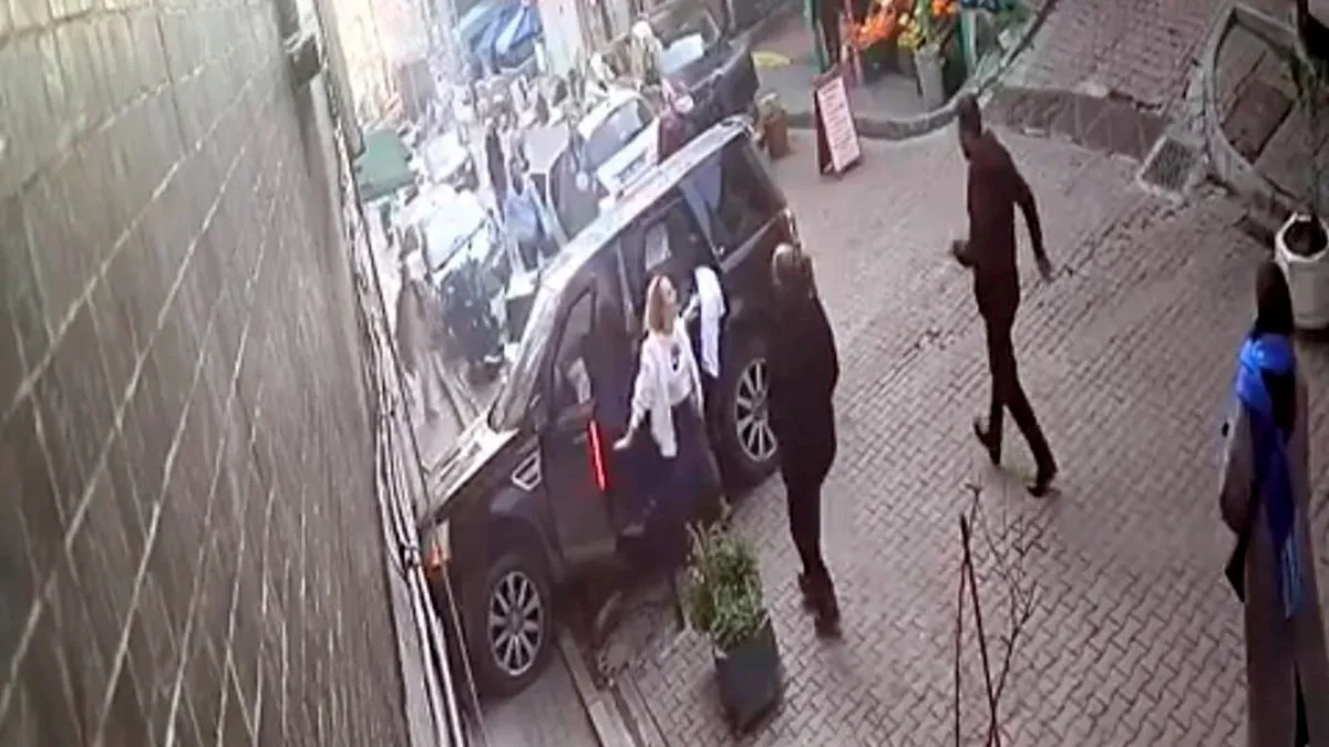 Lüks cip önce çiçek saksısına sonra demir korkuluklara çarptı: Araçtaki 3 çocuk büyük korku yaşadı