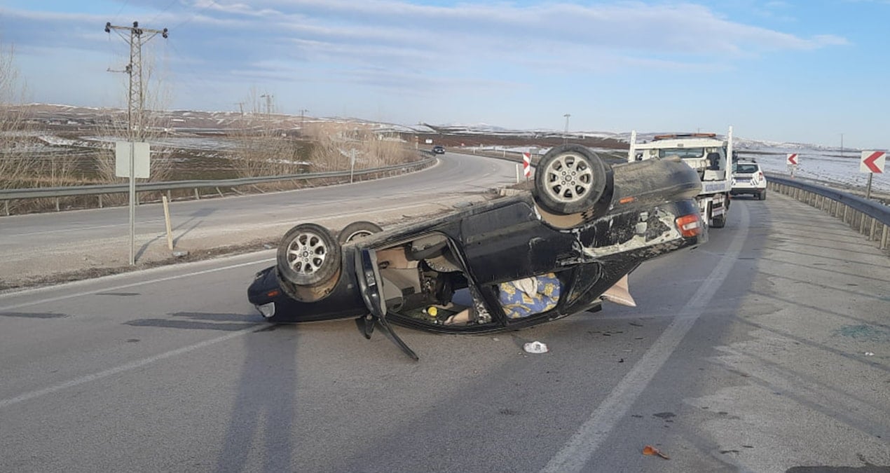 Köpeğe çarpmamak için manevra yaptı: Yaralılar var