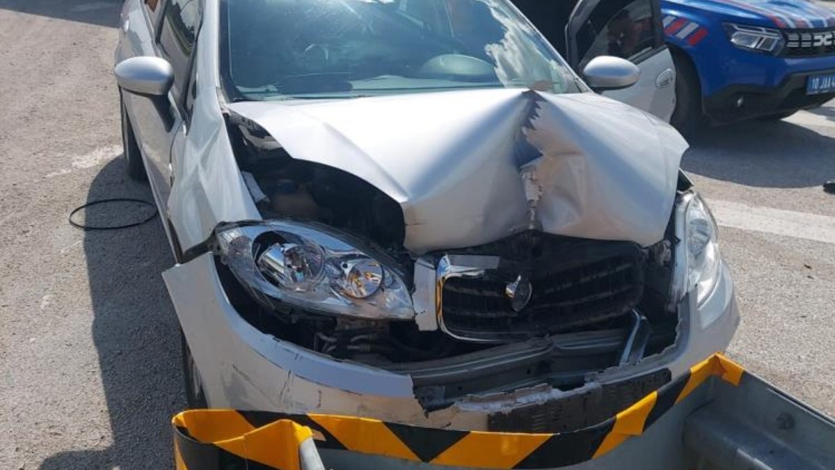 Balıkesir’de otomobil bariyerlere çarptı: 1 yaralı